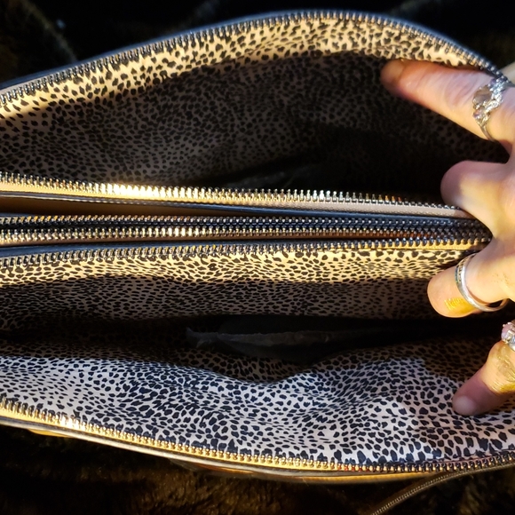 An Alyssa Handbag with the most Pockets you'll ever see on a purse! - Picture 9 of 11